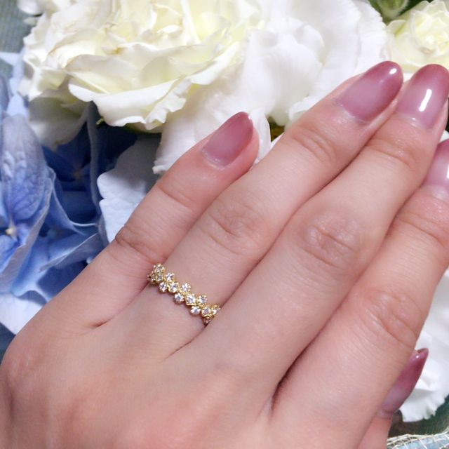 【AHKAH(アーカー)の口コミ】 ハーフエタニティのデザインが決め手です。
ベタな婚約指輪のデザインで大…