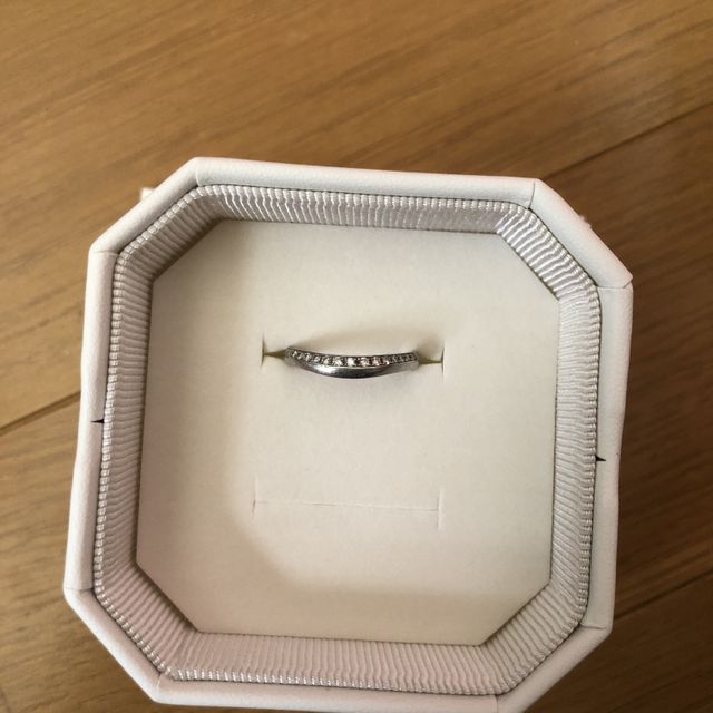 【4℃ BRIDAL(ヨンドシーブライダル)の口コミ】 シンプルで小さいダイヤがたくさんついているのが良くて、旦那も私も見た…