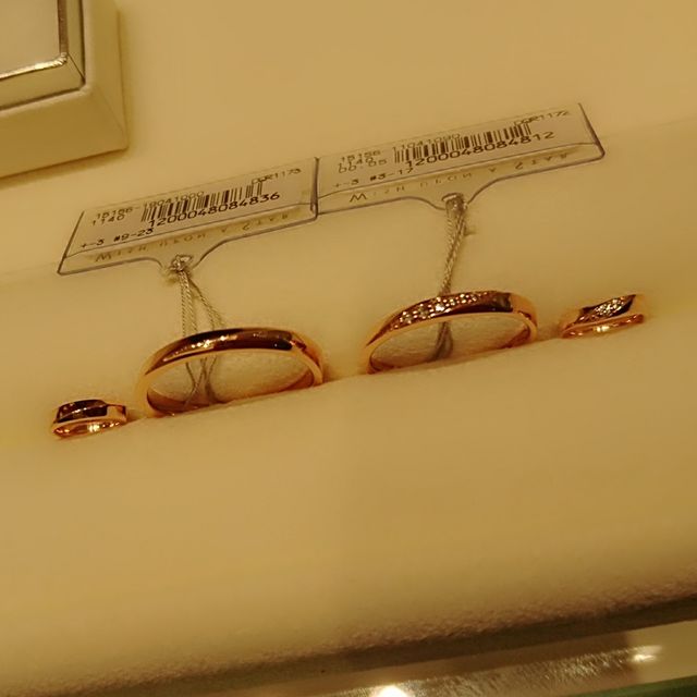 【festaria bijou SOPHIA(フェスタリア ビジュソフィア)の口コミ】 私達はピンクゴールドでのデザインを探していたのですが、中央に斜めに入…