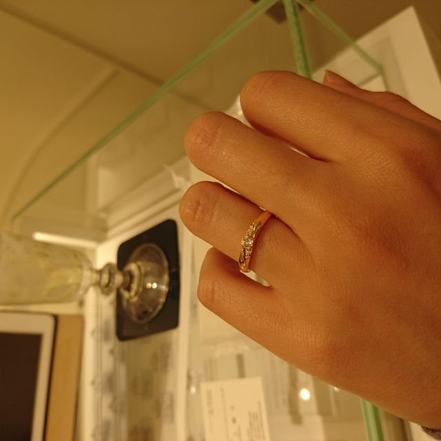 【festaria bijou SOPHIA(フェスタリア ビジュソフィア)の口コミ】 斜めに入っているダイヤモンドの中央には、大きめのダイヤモンドが入って…