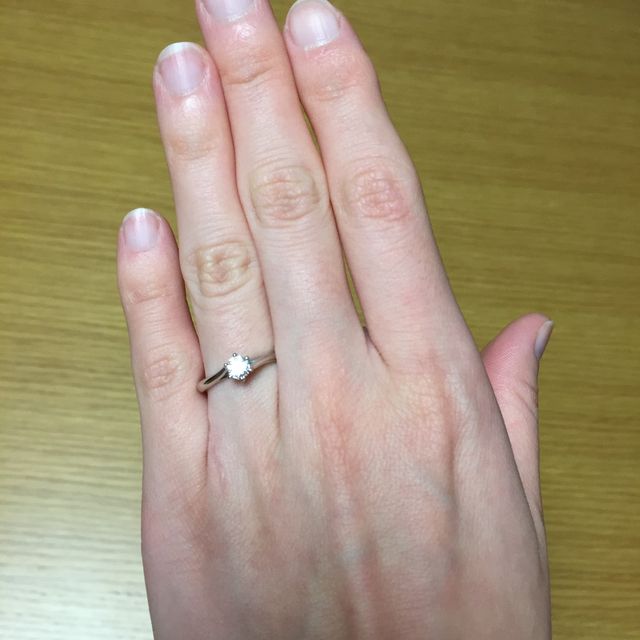 【銀座ダイヤモンドシライシの口コミ】 試着をするまではストレートが一番指に似合うと思っていたけれど、いざ着…
