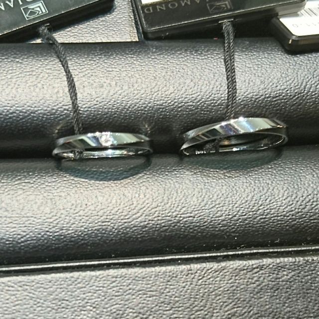 【ラザール ダイヤモンド(LAZARE DIAMOND)の口コミ】 中央に１石のダイヤモンドが入っており、周囲が丸みを帯びているデザイン…