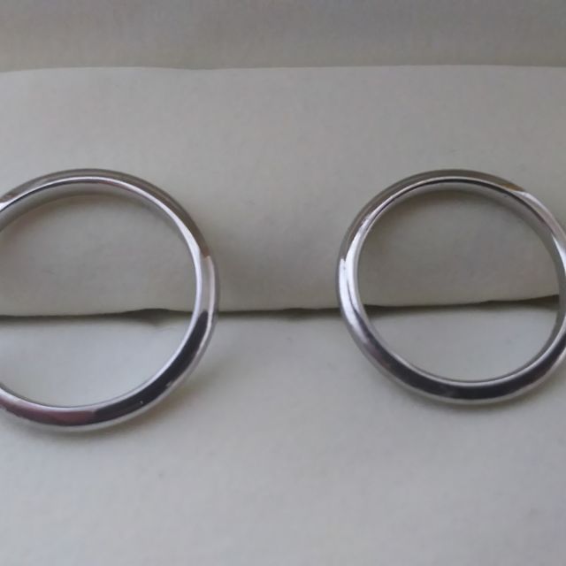 【ケイウノ ブライダル(K.UNO BRIDAL)の口コミ】 なんの飾りもないシンプルで丸みのある指輪を探していました。
特にブラン…