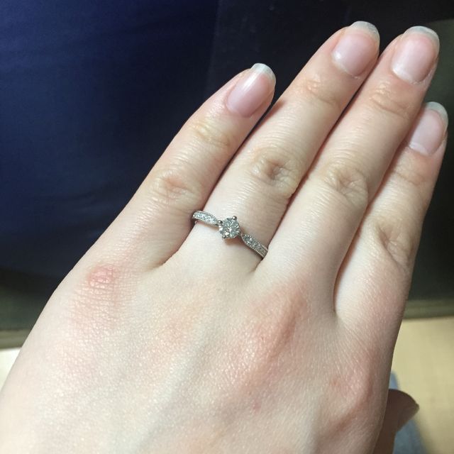 【EIKA(エイカ)の口コミ】 デザインを自分で選べるところ。
バラのブリザードフラワーにダイヤがつい…