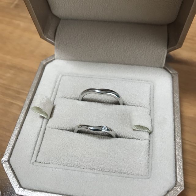 【TRECENTI(トレセンテ)の口コミ】 緩やかなV字を描くデザインで、中心よりも少し横にあるダイヤがとても素敵…