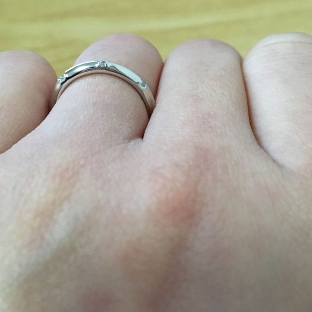 【TRECENTI(トレセンテ)の口コミ】 ありそうでないデザインです！
ダイヤが３石、間隔を開けて並んでいるデザ…