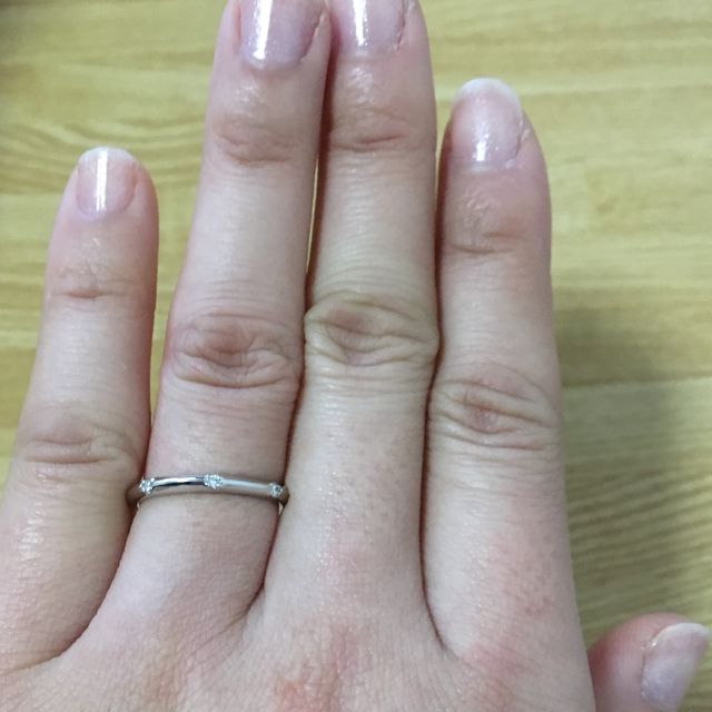 【TRECENTI(トレセンテ)の口コミ】 ありそうでないデザインです！
ダイヤが３石、間隔を開けて並んでいるデザ…