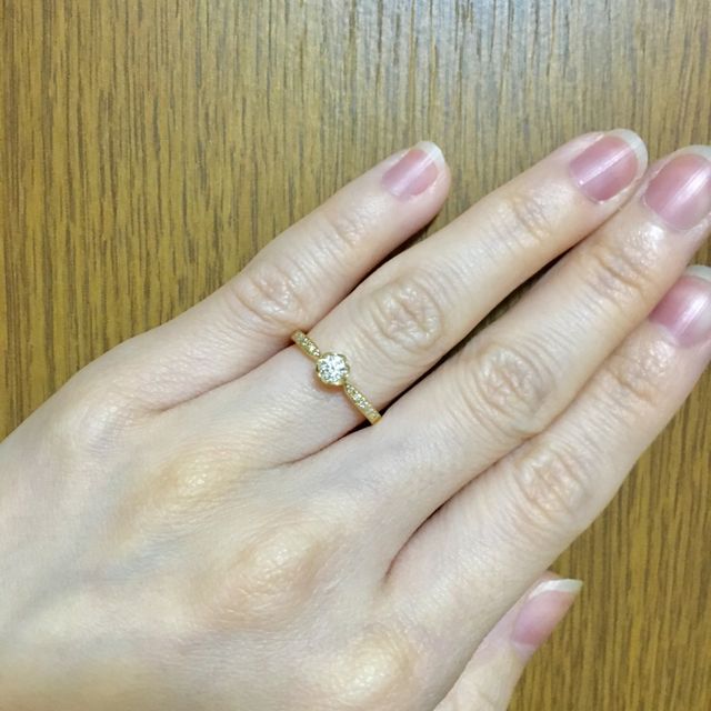 【TRECENTI(トレセンテ)の口コミ】 花のデザインが可愛いらしいフローラシリーズが好みでした。さらに結婚指…
