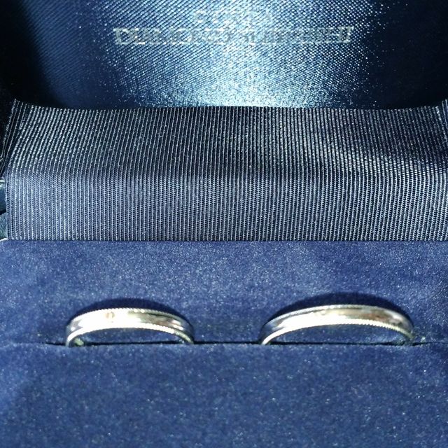 【銀座ダイヤモンドシライシの口コミ】 ①デザインがよかった。
　仕事柄、目立ち過ぎず、凹凸がなく、シンプルな…