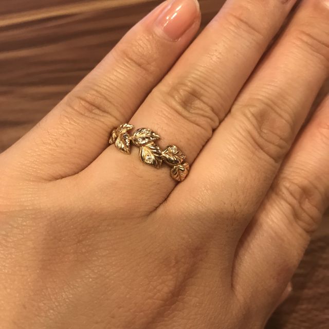 【COLANY(コラニー)の口コミ】 店頭でこの指輪を見て一目惚れでした。
シラカバというデザインで、シラカ…