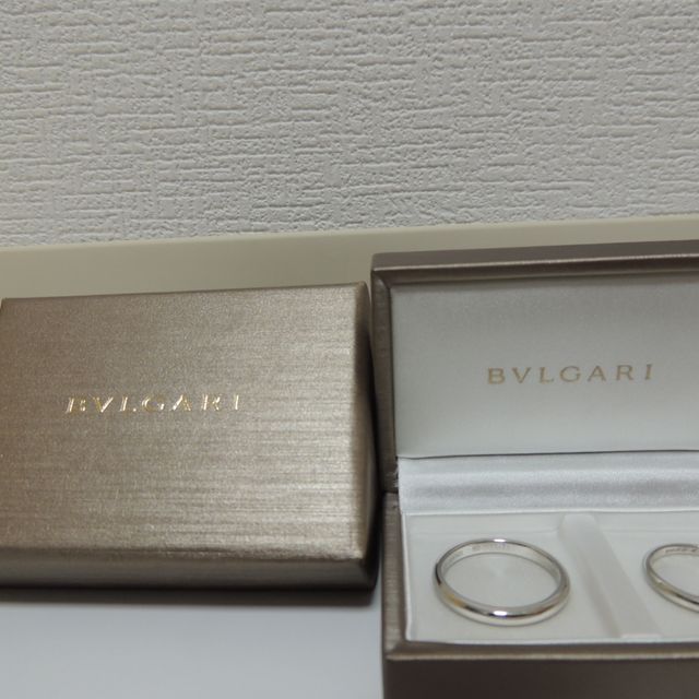 【ブルガリ(BVLGARI)の口コミ】 ①シンプルなデザインでイメージに合う指輪だったため。
②婚約指輪を購入し…