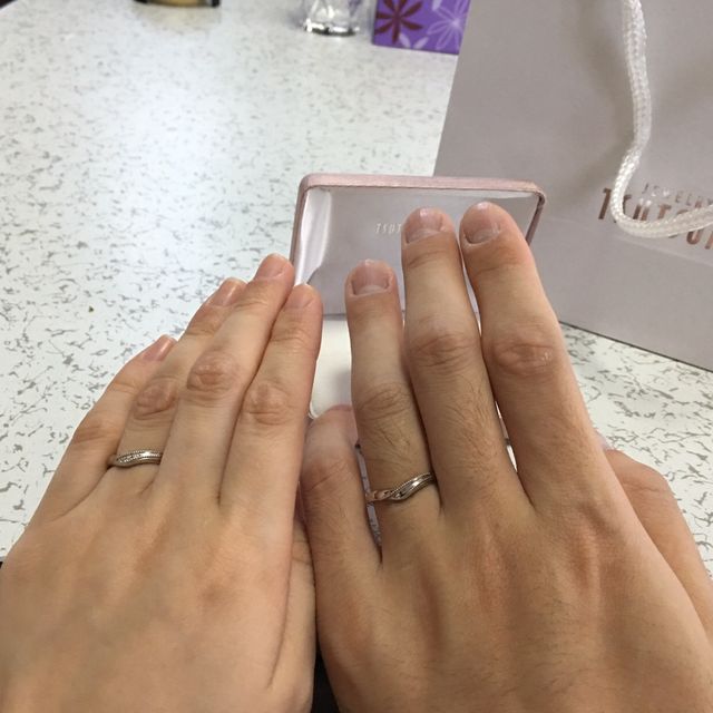 【ジュエリーツツミ(JEWELRY TSUTSUMI)の口コミ】 結婚指輪と婚約指輪をはめた時に合うようなものから選びました。婚約指輪…