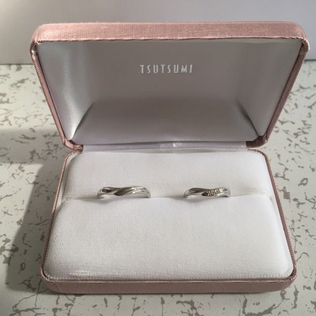 【ジュエリーツツミ(JEWELRY TSUTSUMI)の口コミ】 結婚指輪と婚約指輪をはめた時に合うようなものから選びました。婚約指輪…