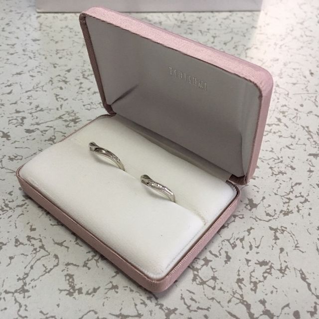 【ジュエリーツツミ(JEWELRY TSUTSUMI)の口コミ】 結婚指輪と婚約指輪をはめた時に合うようなものから選びました。婚約指輪…