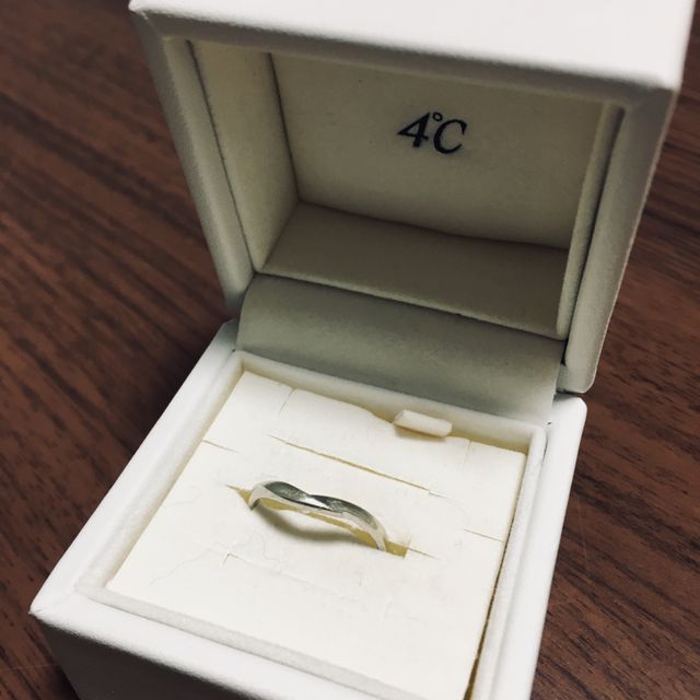 【4℃ BRIDAL(ヨンドシーブライダル)の口コミ】 毎日着けても違和感ないようなシンプルなデザインを探していました。また…