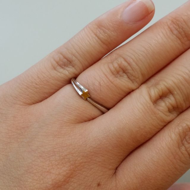 【STAR JEWELRY(スタージュエリー)の口コミ】 結婚指輪と婚約指輪を重ねると、月と星になること。結婚指輪の星のデザイ…
