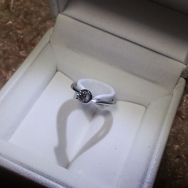 【STAR JEWELRY(スタージュエリー)の口コミ】 結婚指輪と婚約指輪を重ねると、月と星になること。結婚指輪の星のデザイ…