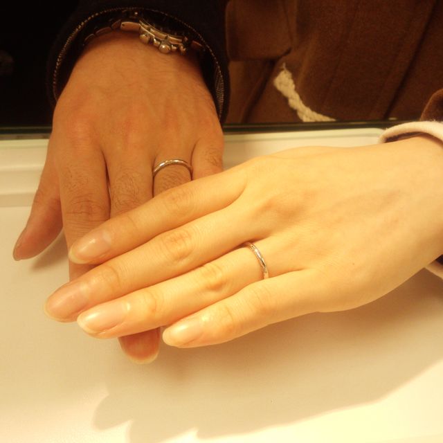 【Something Blue(サムシングブルー)の口コミ】 指輪の内側ではなく、外側に黒い文字で刻印されているのが
ほかの指輪では…