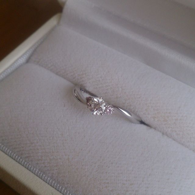 【ルワンジェの口コミ】 指輪のラインが曲線で指が長く細く見えるところ。
ピンクダイヤが入ってい…