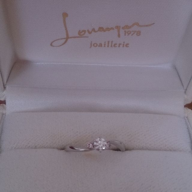 【ルワンジェの口コミ】 指輪のラインが曲線で指が長く細く見えるところ。
ピンクダイヤが入ってい…