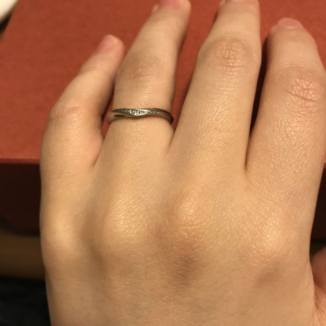 【アンジェリックフォセッテ(Angelique Fossette)の口コミ】 飽きのこなそうなシンプルなデザインが気に入りました。ダイヤもキラキラ…