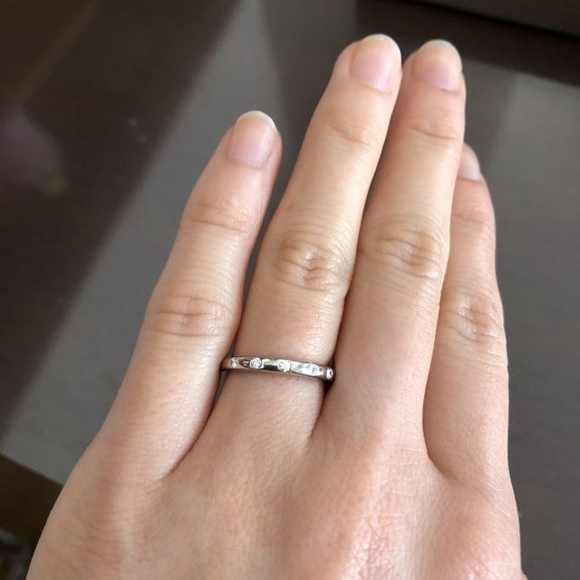 【ブルガリ(BVLGARI)の口コミ】 シンプルだけど華やかさがあるところに惹かれました。小さなダイヤが7つ付…