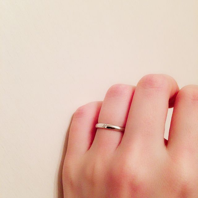 【GALA JEWELRY(ガラジュエリー)の口コミ】 細めのストレートで合わせやすそう。ミルグレイン等の凹凸がないので、汚…