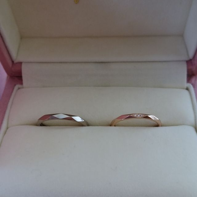 【infinitylove(インフィニティラヴ)の口コミ】 定番の結婚指輪っぽくなく、カラーも形も男女全く同じではないところが気…
