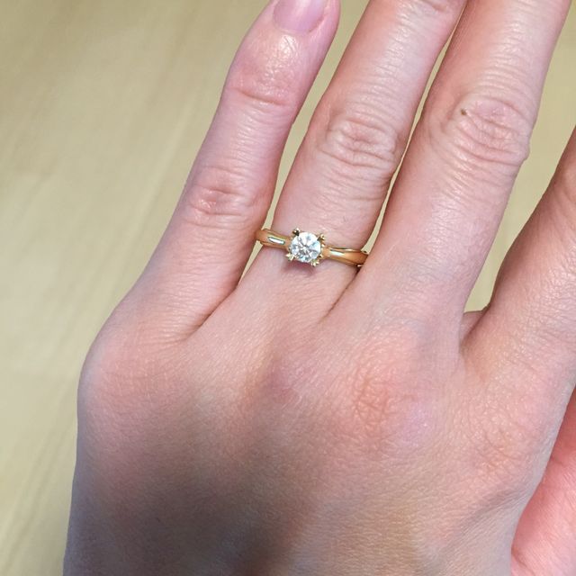 【アイプリモ(I-PRIMO)の口コミ】 付けた時にダイヤモンドの存在感が目立つ物を探していました。そこまで大…