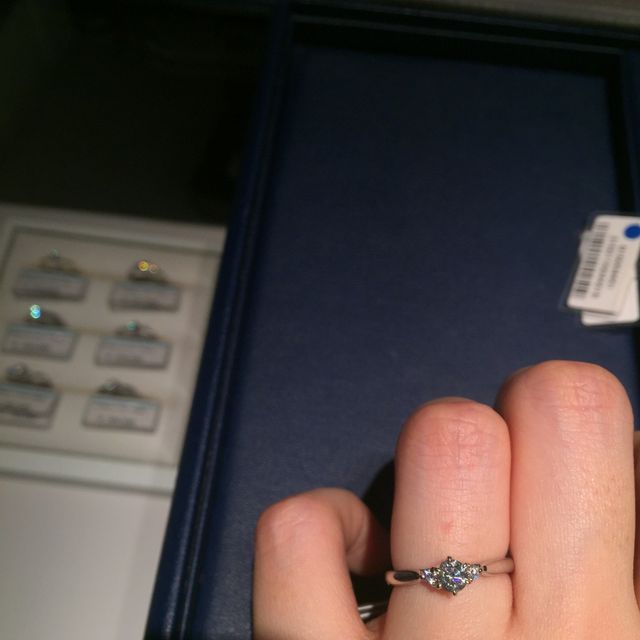 【銀座ダイヤモンドシライシの口コミ】 横から見たときにお花が並んでいるようなデザインで、付けている自分から…