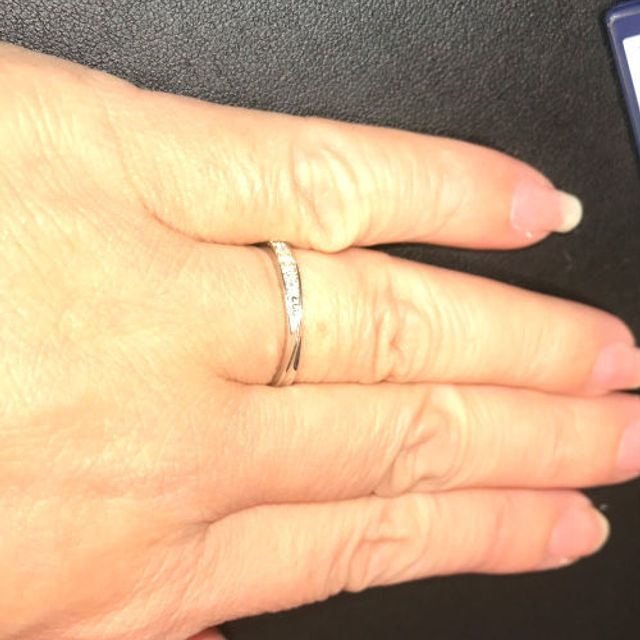 【N.Y.NIWAKA(ニューヨークニワカ)の口コミ】 キレイなシルバーの輝きが上品な印象を受けた指輪でした。デザイン的には…