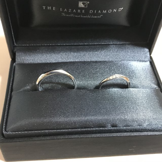 【ラザール ダイヤモンド(LAZARE DIAMOND)の口コミ】 形が丸ではなく歪んでる指輪にしたかったのと、婚約指輪との重ね付けでし…