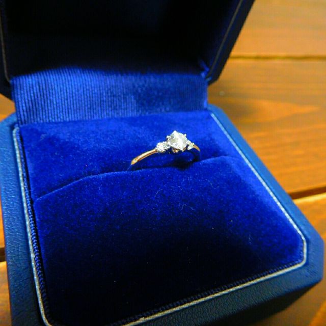 【銀座ダイヤモンドシライシの口コミ】 結婚指輪との重ね付けでしっくりくるかどうか、を重要視していて、色々試…