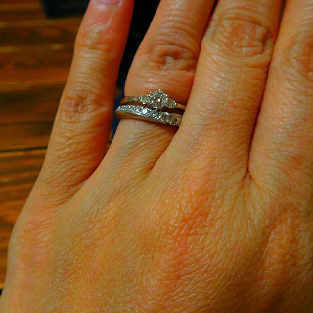 【銀座ダイヤモンドシライシの口コミ】 結婚指輪との重ね付けでしっくりくるかどうか、を重要視していて、色々試…