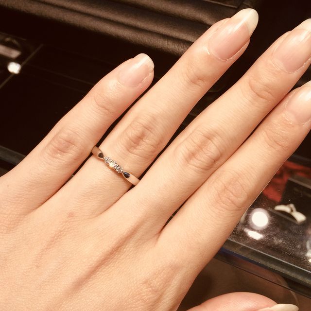 【エクセルコダイヤモンド(EXELCO DIAMOND)の口コミ】 結婚指輪は日頃から付ける予定だったので、派手すぎず、でもダイヤの入っ…