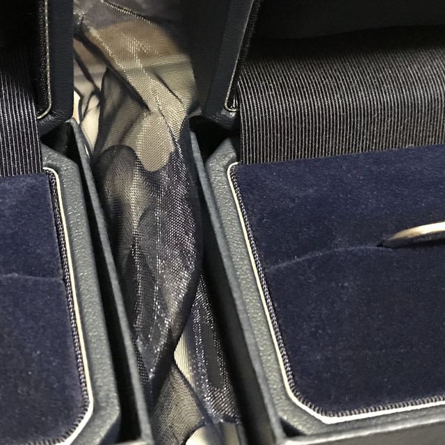 【銀座ダイヤモンドシライシの口コミ】 シンプルなデザインで仕事中も付けやすそうなのが良かったです。流行りの…