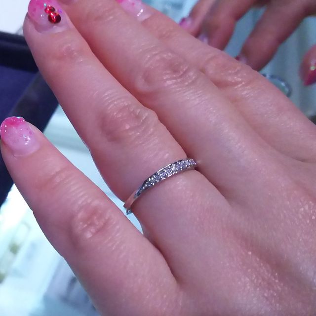 【THE KISS(ザ・キッス)の口コミ】 ダイヤモンドがふんだんに使われていてとてもキラキラと輝いていてきれい…