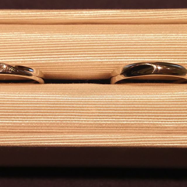 【THE KISS(ザ・キッス)の口コミ】 シンプルで二つあわせるとハートが浮かび上がるデザイン。
レディースには…