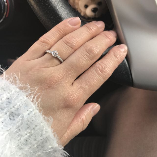 【4℃ BRIDAL(ヨンドシーブライダル)の口コミ】 友達は小さなダイヤとメインのダイヤが付いていたり、周りの人とあまり被…