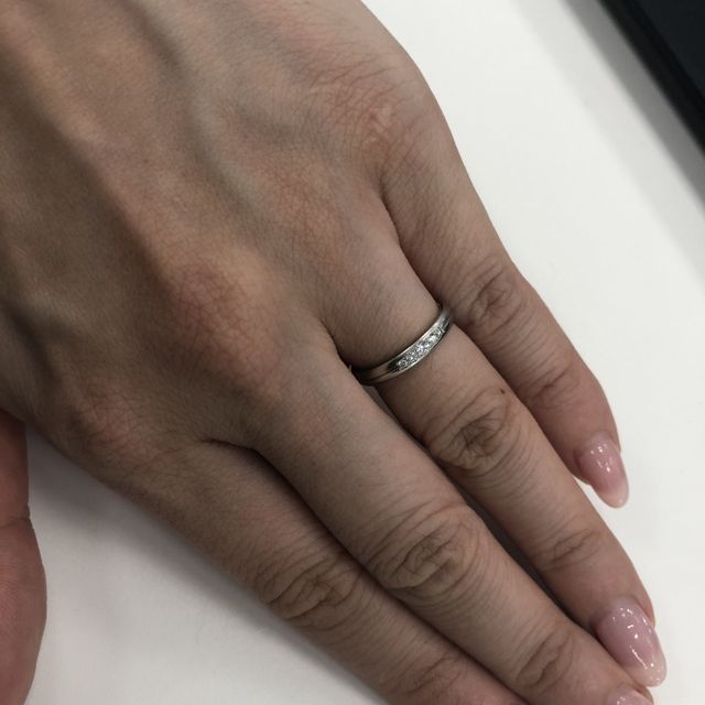 【ラザール ダイヤモンド(LAZARE DIAMOND)の口コミ】 シンプルながら個性をもつデザインを探していました。細すぎず太すぎず、…