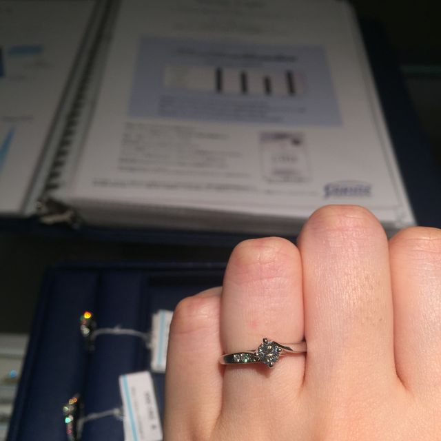 【銀座ダイヤモンドシライシの口コミ】 インターネット上で指輪探しをして色々とみている時から、この片方にメレ…