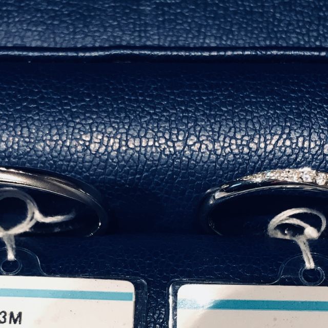 【銀座ダイヤモンドシライシの口コミ】 ストレートのデザインですが、女性はメレダイヤが流れるように配置されて…