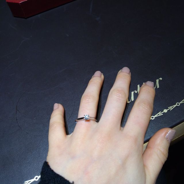 【カルティエ(Cartier)の口コミ】 カルティエは、四点どめなので、四角くて重厚感があるダイヤモンドが好き…