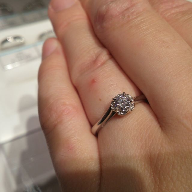 【銀座ダイヤモンドシライシの口コミ】 元々、一粒タイプのリングを探していました。他の指輪に決めかけていて、…
