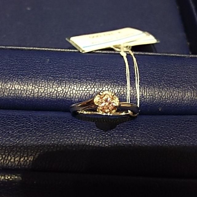 【銀座ダイヤモンドシライシの口コミ】 元々、一粒タイプのリングを探していました。他の指輪に決めかけていて、…