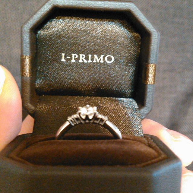【アイプリモ(I-PRIMO)の口コミ】 一粒ダイヤのデザインではなく、周りに小さいメレダイヤがついているもの…