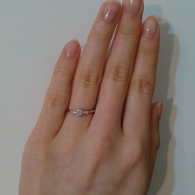 【アイプリモ(I-PRIMO)の口コミ】 一粒ダイヤのデザインではなく、周りに小さいメレダイヤがついているもの…