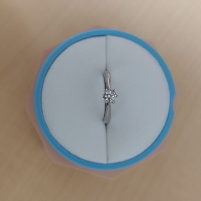 【銀座ダイヤモンドシライシの口コミ】 一粒ダイヤモンドの立て爪を婚約指輪としてつけることが憧れだったことと…