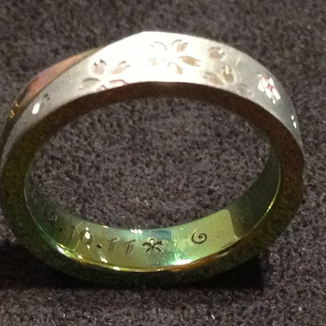 【SORA(ソラ)の口コミ】 色々指輪を見て悩んでいましたが、華奢なデザインよりもしっかりしていて…