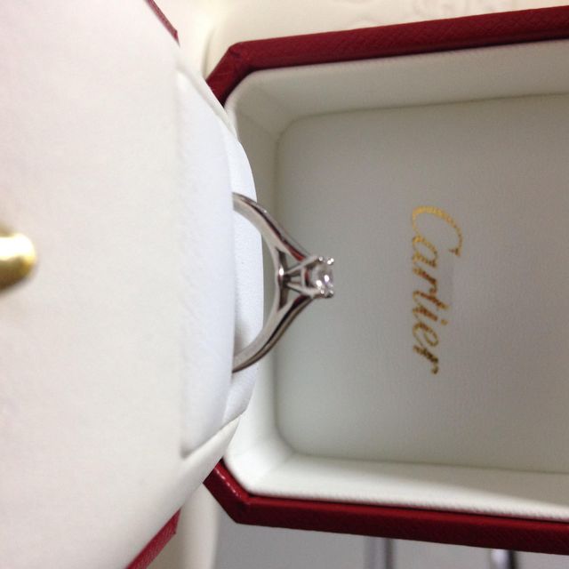 【カルティエ(Cartier)の口コミ】 一見、デザインはシンプルながらも、爪が高めのデザインで石の存在感を際…